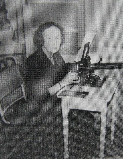 Agnes aan de braillemachine